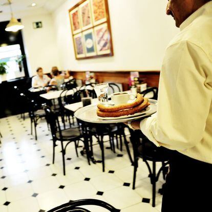 Nada tan madrileño como el chocolate con churros, elaborados en el propio local durante todo el día, para que siempre estén crujientes. O con porras, que en esto nunca nos ponemos de acuerdo. El chocolate, caliente y muy espeso. Aunque también lo tienen con leche. O sin azúcar. O a la francesa: chocolate puro con leche desnatada, servido frío, en taza de cristal y coronado con una bola de helado de vainilla o nata. O el suizo, en taza y bajo una montaña de nata cubierta con virutas de chocolate. El local, moderno, trata de evocar las chocolaterías tradicionales.  » Conde de Peñalver, 43. Madrid. www.chocolateriasvalor.es