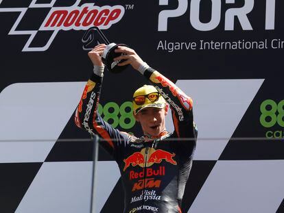 Pedro Acosta celebra la victoria en el GP de Portugal.