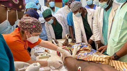 Anna Artigas, anestesista del Hospital Parc Taulí (Barcelona), imparte un curso de ecografía en anestesia y reanimación en Niamey, Níger.