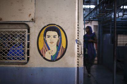 Distintivo de un vagón de mujeres en el metro de Bombay.