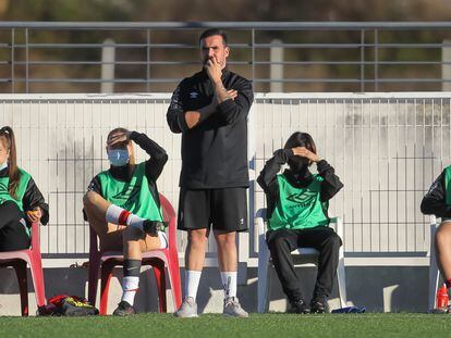 Carlos Santiso, entrenador del Rayo femenino, durante el partido del miércoles contra el Valencia. 

PRIMERA IBERDROLA
Rayo Vallecano - VALENCIA CF
Carlos santiso, entrenador Rayo Vallecano femenino 

Foto: Inma Flores