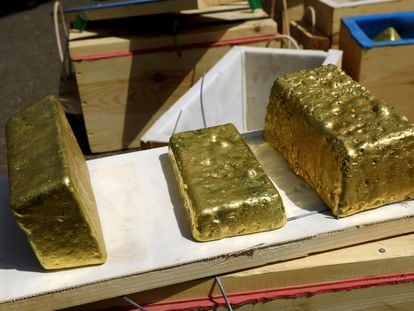 Lingotes de oro, supuestamente de contrabando, incautados por las Fuerzas de Apoyo Rápido sudanesas en Jartum en 2019.