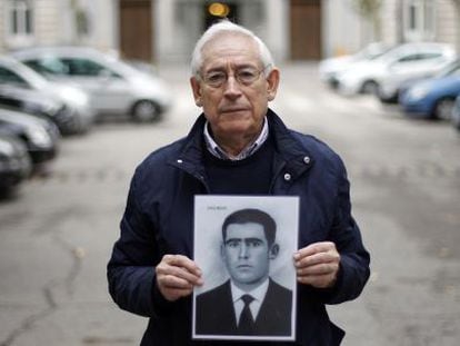 Fausto Canales muestra una foto de su padre. 