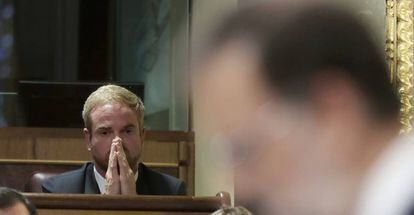 El diputado popular Óscar Clavell, durante la intervención del presidente del Gobierno en funciones, Mariano Rajoy.