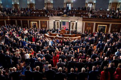 La líder demócrata Nancy Pelosi juramenta a representantes demócratas en el 116º Congreso estadounidense en el Capitolio, en Washington.