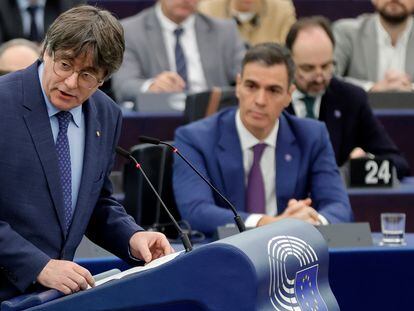 El 'expresident' Carles Puigdemont interviene en Parlamento Europeo, en Estrasburgo, el 13 de diciembre. Detrás, el presidente del Gobierno, Pedro Sánchez.