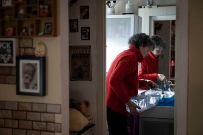 Asunción, a neighbor of Castel (in Cabrera d'Anoia), fills water jugs outside the hours when the supply is cut off.