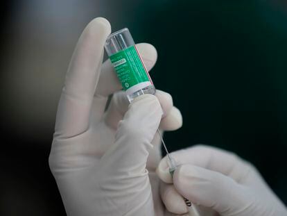 Una enfermera prepara una dosis de la vacuna de AstraZeneca en Colombo, Sri Lanka, este viernes.