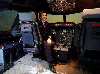 La piloto María Uvarovskaya posa en el simulador de vuelo A320 del centro de entrenamiento Aeroflot del aeropuerto de Sheremetyevo, a las afueras de Moscú (Rusia). "Muchos trabajos pueden ser hechos por las propias mujeres para resolver los problemas de desigualdad", dice Uvarovskaya.