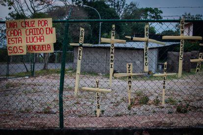 Cruces en memoria de los fallecidos en las protestas en el Estado de Táchira, cuna e las protestas.