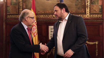 El ministro Crist&oacute;bal Montoro (i) recibe al consejero de la Generalitat, Oriol Junqueras.