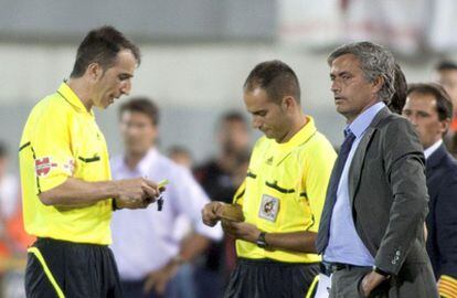 Fernández Borbalán, junto a Mourinho, durante un partido de Liga.