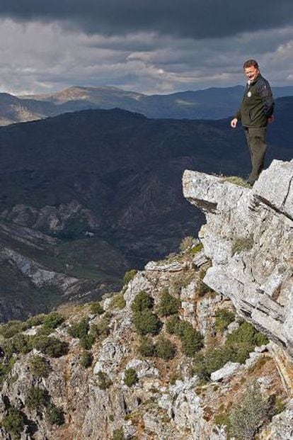 Un guarda en el Parque Natural de Sierra Nevada. 