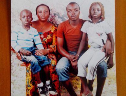 Adou amb els seus pares i la seva germana Miriam, en una foto feta a la Costa d'Ivori.