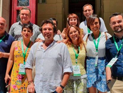 En foto: Kichi, con parte del equipo de su candidatura, saliendo de un colegio electoral de Cádiz. En vídeo: declaraciones de Kichi, el alcalde de Cádiz.
