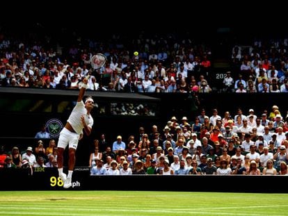 Federer sirve durante un partido en la pista central de Wimbledon.