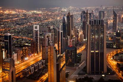 Dubai (Emiratos Árabes Unidos)

Convertido en un oasis cosmopolita, su 'skyline' futurista contrasta en mitad del Desierto de Arabia. Las islas artificiales 'Palm Islands', el rascacielos 'Burj Khalifa' o el 'Burj Al-Arab', el único hotel del mundo certificado con 7 estrellas hasta la fecha, son algunos de sus mayores reclamos.