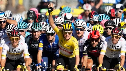 El ganador del Tour, Tadej Pogacar, levanta el brazo en un momento de la última etapa.