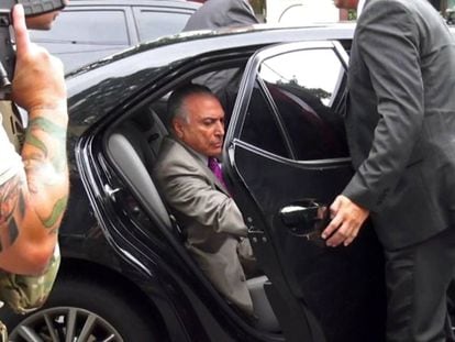 El expresidente brasileño Michel Temer sale de un coche tras ser detenido el pasado jueves en São Paulo. En vídeo, imágenes de Temer al ser liberado.