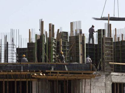 Varios operarios trabajan en una obra de construcci&oacute;n. EFE/Archivo