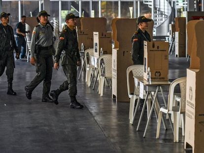 Policías resguardan un colegio electoral en Medellín, Colombia, el 28 de mayo de 2022.