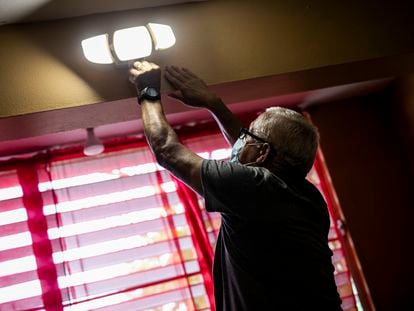 Domingo Costas Feliciano muestra cómo instaló unas luces solares para lidiar con los constantes apagones en el sistema eléctrico de Puerto Rico.