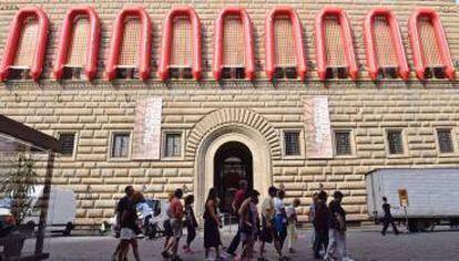 Lanchas salvavidas en las ventanas de la fachada del Palazzo Strozzi para la exposición 'Ai Weiwei. Libero'.