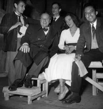 Camus (derecha), con Casares, el pintor Balthus (de pie) y el compositor Arthur Honegger, tras un pase de &#039;El estado de sitio&#039;, una de las obras teatrales del escritor, en el Marigny de Par&iacute;s, en 1948.