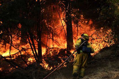Un bombero trabaja apagando uno de los focos de fuego en Calistoga, California (EE UU), el 13 de octubre de 2017.
