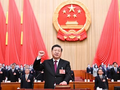 Xi Jinping, recientemente reelegido como presidente de China, juramenta en el Gran Salón del Pueblo en Beijing