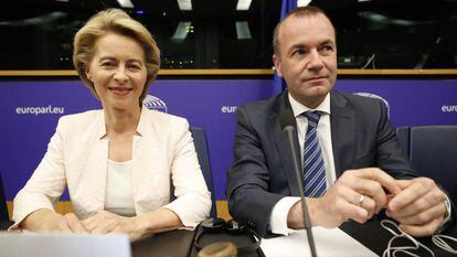 Ursula von der Leyen y Manfred Weber comparecen en Estrasburgo. En vídeo, dos mujeres conservadoras presidirán la Comisión Europea y el BCE.