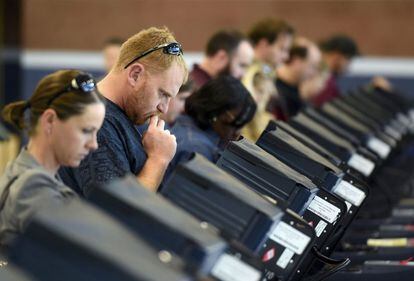 Ciudadanos estadounidenses votando en Las Vegas, Nevada.