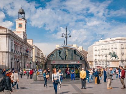 Transeúntes pasan por la concurrida Puerta del Sol (Madrid)