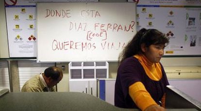 Pasajeros afectados por el cierre de Air Comet, ayer en el aeropuerto de Barajas (Madrid). Detrás, un cartel contra Díaz Ferrán.