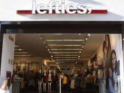 Fachada de una tienda de la firma de ropa Lefties del grupo Inditex en Madrid.