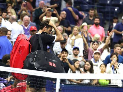 Federer abandona la pista Arthur Ashe tras caer ante Dimitrov.