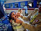 Un sanitario suministra una dosis de vacuna oral a un bebé en una estación de trenes en la ciudad de Karachi, en Pakistán, uno de los tres países donde la enfermedad todavía es endémica.