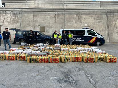 Policías descargan droga del buque ganadero Orion V, que fue incautado en el puerto de Las Palmas (España), el 26 de enero de 2023. En video, el decomiso de 4.5 toneladas de cocaína.