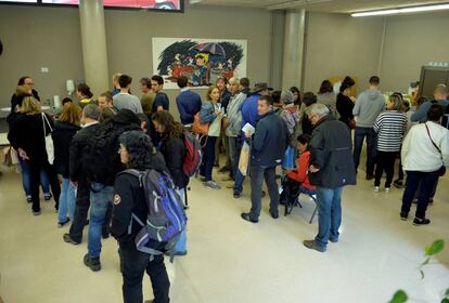 Gente votando en el colegio Estel.