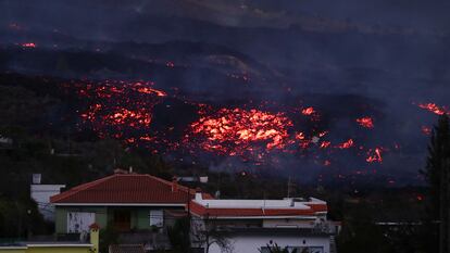 La lava acecha varias viviendas en el municipio de Los Llanos de Aridane, el miércoles.