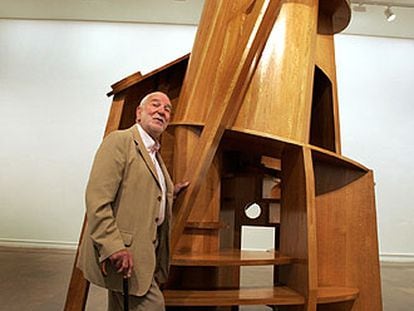 Anthony Caro, ayer, junto a su obra <i>La torre,</i> accesible al público, que se exhibe en el IVAM.