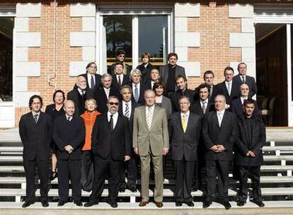 El Rey, rodeado de la junta directiva de la Academia del Cine, ayer en el palacio de la Zarzuela.