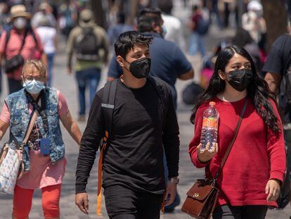 Varias personas caminaban en mayo por una calle del centro de Ciudad de México.