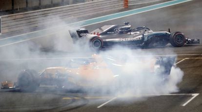 Fernando Alonso y Lewis Hamilton haciendo 'donuts' en la línea de meta.