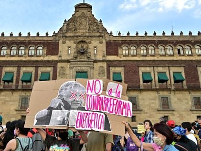 Manifestantes contra la reforma energética durante una protesta en Ciudad de México, el 25 de marzo.