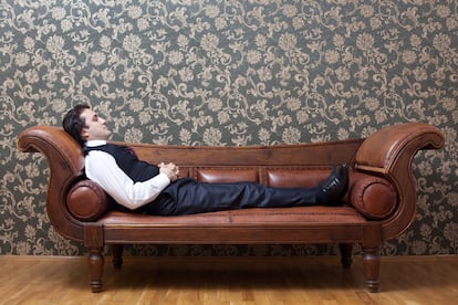 Mesmerized man lying down on coach in psychiatrist office