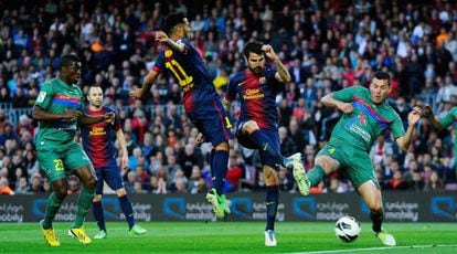 Cesc dispara a portería entre Thiago y Navarro.
