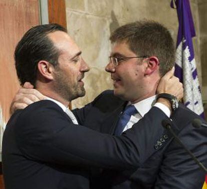 Bauz&aacute; (izquierda) felicita al nuevo consejero de Sanidad, Mart&iacute; Sansaloni, durante el acto de toma de posesi&oacute;n de ayer.