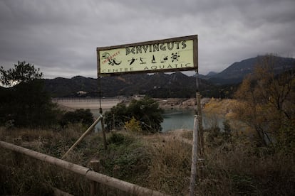 En la imagen, un cartel del centro de deportes acuáticos Indomit del embalse de La Baells, que se encuentra al 23 % de su capacidad debido a la sequia. 