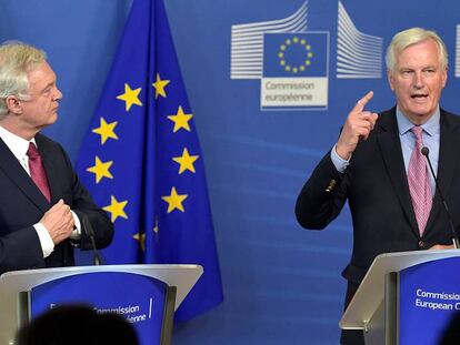 El ministro británico para la salida de la UE, David Davis, y el negociador europeo para el 'brexit', Michel Barnier.